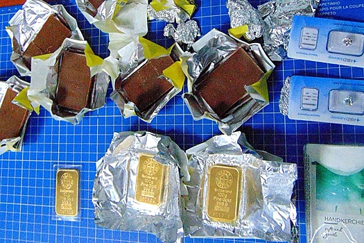 Женщина пыталась вывезти в Стамбул три золотых слитка, замаскировав их под шоколадки