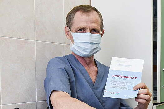 Главврач больницы Буянова прошел повторную вакцинацию