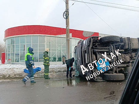 Грузовик перевернулся в Новокузнецке