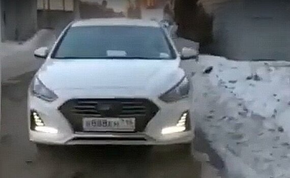 Машина рыбнослободского имама на "блатных" номерах попала в дорожный скандал в Казани