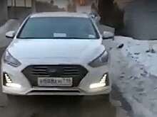 Машина рыбнослободского имама на "блатных" номерах попала в дорожный скандал в Казани