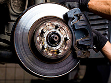 Когда нужно менять тормозные диски и колодки?