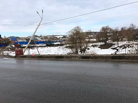 Водитель упавшего с моста Mitsubishi погиб