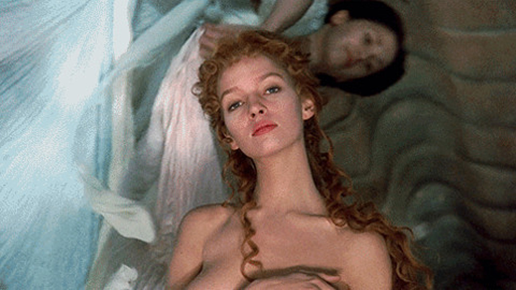 В картине "Приключения барона Мюнхгаузена" молодая обнаженная Ума Турман сыграла Венеру.