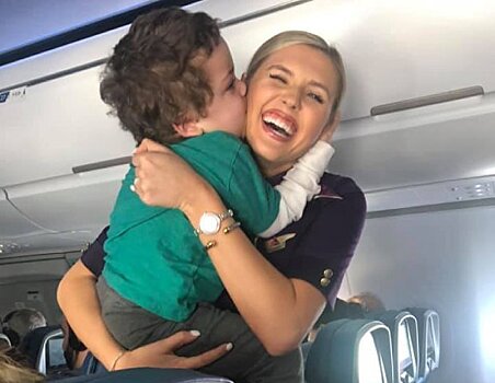 Стюардесса провела экскурсию по самолету мальчику с аутизмом