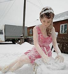 Снежная фигура девушки, которую создал житель Тужи, попала в онлайн-версию журнала Esquire