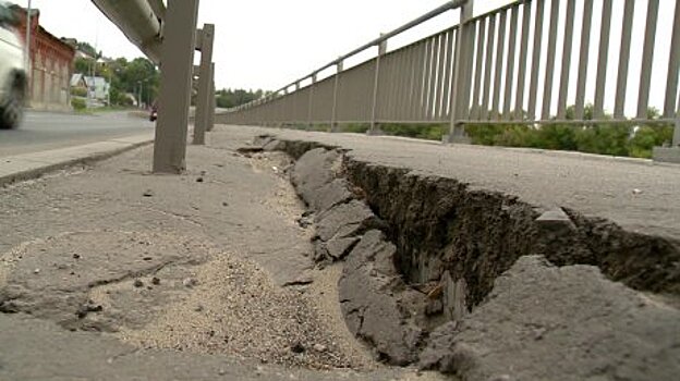 Тротуар на Набережной Реки Мойки приходит в негодность