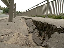 Тротуар на Набережной Реки Мойки приходит в негодность