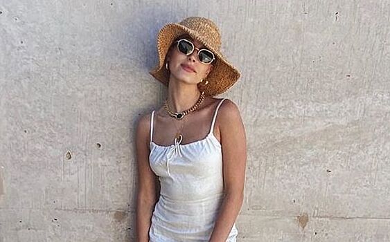 Первые модницы Instagram ввели тренд на маленькое белое платье, и подходит оно абсолютно всем