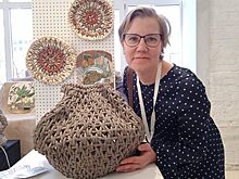 Жительница Марьина плетет декоративные «коврики» из глины