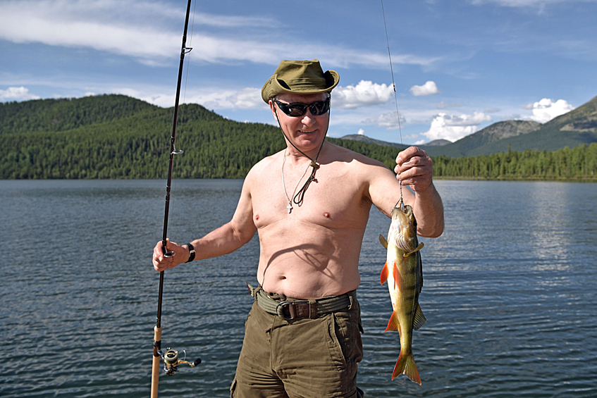 Президент РФ Владимир Путин во время рыбалки на каскаде горных озер в Республике Тыва, 2017 год
