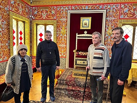 Жители геронтологического центра «Тропарево» посетили Дворец царя Алексея Михайловича Романова