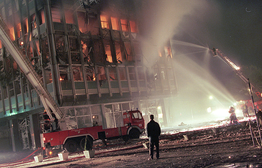 Бомбардировки Югославии (1999) 24 марта 1999 года страны НАТО начали бомбардировки Югославии в рамках операции «Союзническая сила». Авиаудары альянса продолжались 78 дней. За это время, согласно сербским данным, от авиаударов погибли от 3,5 до 4 тысяч человек, ранения получили около 10 тысяч. Две трети из них были гражданские лица. В результате агрессии Запада были разрушены более 1,5 тыс. населенных пунктов, уничтожено или повреждено 40 тыс. жилых домов, 60 мостов, 30% всех школ