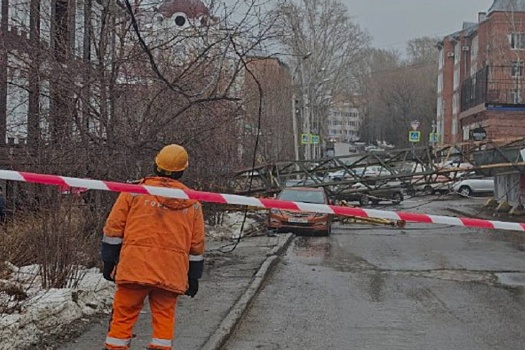 Упавший строительный кран оставил без электричества дома в Томске