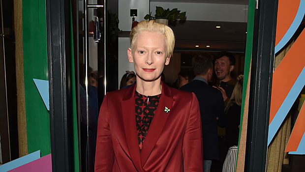 Просто и роскошно: Тильда Суинтон в красном наряде на открытии бара в Лондоне