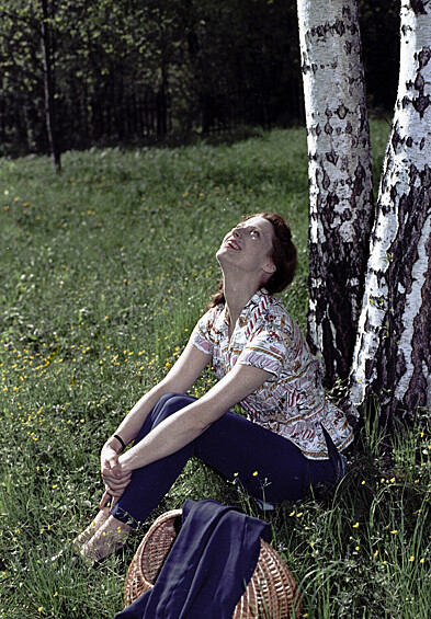 Балерина Майя Плисецкая на прогулке в лесу, 17 октября 1946 года