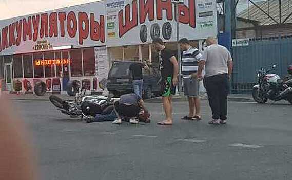 В Краснодаре мотоциклист врезался в автомобиль