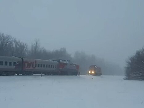 Поезд Адлер - Пермь продолжил движение по маршруту после замены поврежденного локомотива