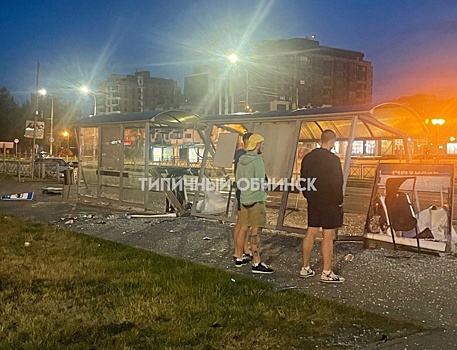 Легковушка снесла два остановочных павильона и столб в ночном ДТП