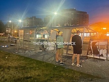 Легковушка снесла два остановочных павильона и столб в ночном ДТП