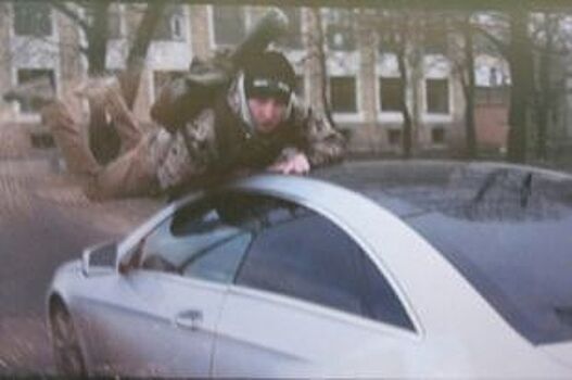 В Петербурге «Мерседес» сбил двух активистов «СтопХам»