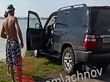 Пьяный водитель утопил машину, когда катался по пляжу в Челябинске