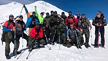 Военнослужащие РФ совершили восхождение на Эльбрус и установили флаги в память о защищавших Северный Кавказ