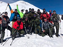 Военнослужащие РФ совершили восхождение на Эльбрус и установили флаги в память о защищавших Северный Кавказ