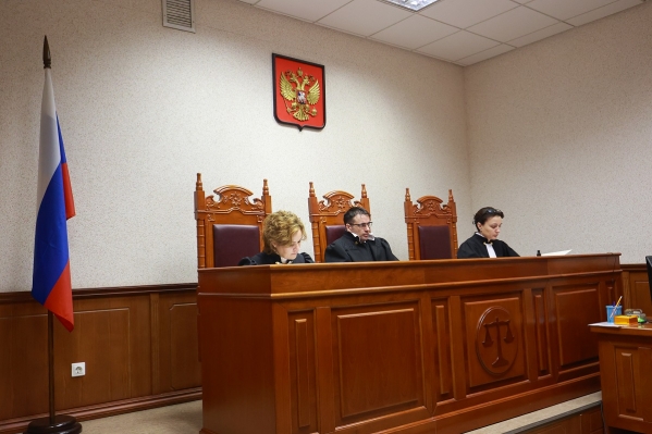 Суд в Петербурге избрал меру пресечения мужчине, который испортил краской флаг РФ