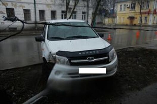 На улице Свердлова в Костроме водитель легковушки снес светофор