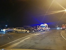 Под Волгоградом на трассе лоб в лоб столкнулись внедорожник и «четырнадцатая»