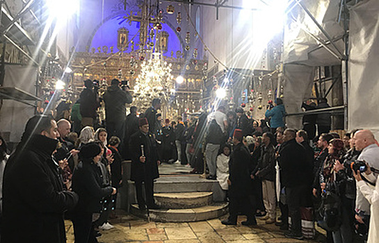 Тысячи православных паломников празднуют Рождество в Вифлееме на Западном берегу Иордана