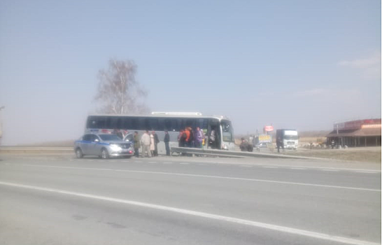 Пассажирский автобус вылетел с трассы под Бердском
