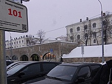 В Казани на платных городских парковках колеса машин без номеров будут блокировать