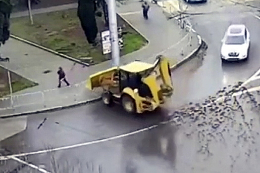 В Крыму трактор снес ограждение, чуть не сбил школьника и врезался в дерево