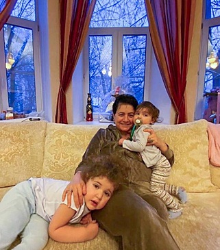 Не только Наоми: звезды, которые смогли стать родителями после 50