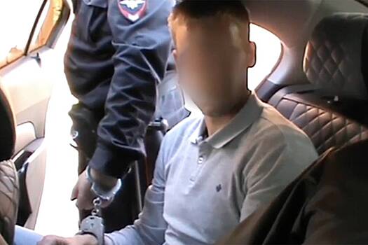 Допрос обезобразившего таксистку в российском городе попал на видео