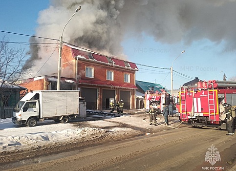 В Новосибирске в среду загорелся нежилой дом на улице Автогенной
