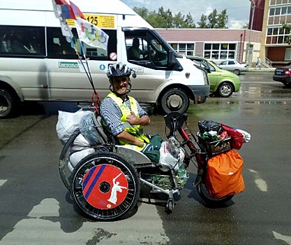 Через Челябинскую область на самодельной коляске едет инвалид-путешественник без ног и рук