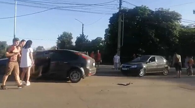В Курске у центра досуга «Родина» столкнулись 4 автомобиля