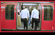 Вместо билета - бутылка газировки: в метро Лондона прошла необычная акция