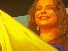 Наташа Королева на сцене московского клуба выступила в желто-синей гамме