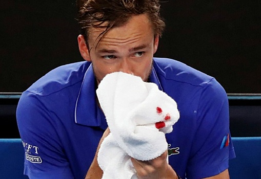 Даниил Медведев бился до крови из носу, но потерпел сенсационное поражение на старте «Ролан Гарроса»