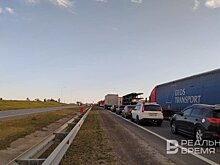 В Татарстане полсуток не могли "растащить" последствия столкновения двух грузовиков