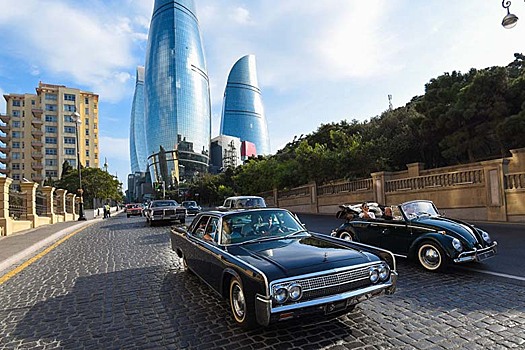 В Баку прошел парад ретро-автомобилей