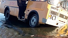 В Башкирии школьный автобус съехал с моста