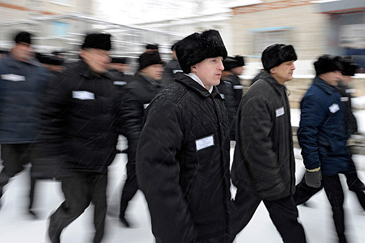 Почему в тюрьме нельзя ничего поднимать с пола
