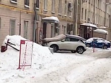 Москвич спрятал машину от сосулек под матрасами