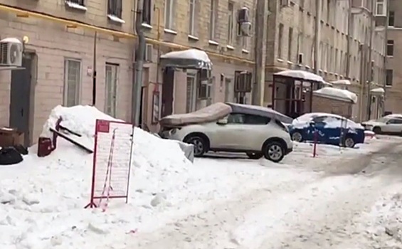 Москвич спрятал машину от сосулек под матрасами