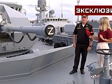 Старший лейтенант показал 100-мм орудие на борту «Великого Устюга»